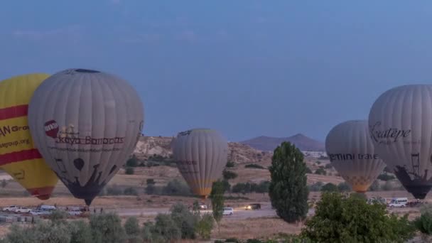 Όμορφα πολύχρωμα αερόστατα θερμού αέρα απογειώνονται και πετούν σε καθαρό πρωινό ουρανό timelapse στην Καππαδοκία, Τουρκία — Αρχείο Βίντεο