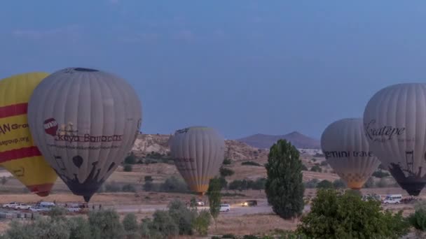 Gyönyörű színes hőlégballonok szállnak fel és repülnek a tiszta reggeli égbolton Cappadociában, Törökországban. — Stock videók