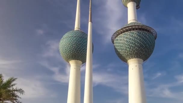 Kuwait Towers time-lapse hyperlaps - det mest kendte vartegn i Kuwait City. Kuwait, Mellemøsten – Stock-video