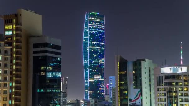 Skyline mit Wolkenkratzern im nächtlichen Zeitraffer in der Innenstadt von Kuwait-Stadt in der Abenddämmerung erleuchtet. Kuwait-Stadt, Naher Osten — Stockvideo