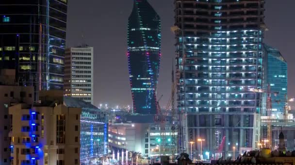 Skyline med skyskrapor natt timelapse i Kuwait City centrum upplyst i skymningen. Kuwait City, Mellanöstern — Stockvideo