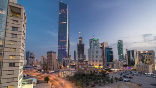 Skyline med skyskrapor dag till natt timelapse i Kuwait City centrum upplyst i skymningen. Kuwait City, Mellanöstern — Stockvideo