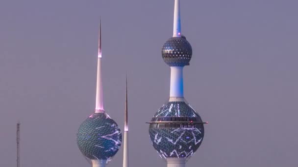 The Kuwait Towers dag till natt timelapse - den mest kända landmärke i Kuwait City. Kuwait, Mellanöstern — Stockvideo