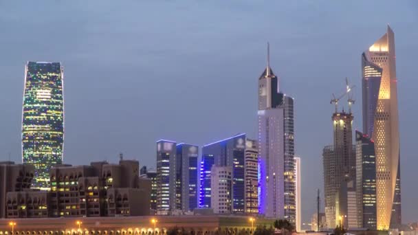 在科威特市中心，与摩天大楼相连的天际线从早到晚在黄昏点亮。科威特城，中东 — 图库视频影像