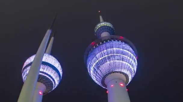 Il Kuwait Towers timelapse hyperlapse - il punto di riferimento più noto di Kuwait City. Kuwait, Medio Oriente — Video Stock