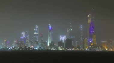 Kuveyt 'te gökdelenli gece zaman çizelgesi alacakaranlıkta aydınlandı. Kuveyt Şehri, Orta Doğu