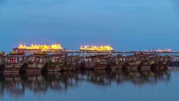 Barco de pesca estacionado perto do mercado de peixes ao lado da área da cidade do Kuwait dia a noite timelapse — Vídeo de Stock