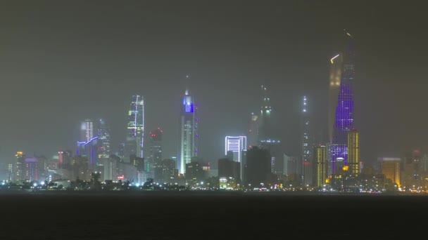Skyline felhőkarcolókkal éjszakai időbeosztás Kuvait City belvárosában, alkonyatkor megvilágítva. Kuvait város, Közel-Kelet — Stock videók