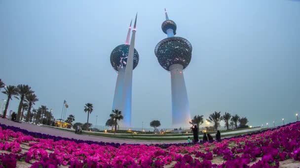 El Kuwait Towers timelapse día a noche - el punto de referencia más conocido de la ciudad de Kuwait. Kuwait, Oriente Medio — Vídeos de Stock