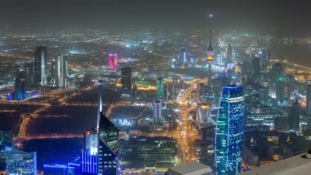 Skyline con grattacieli notte timelapse a Kuwait City centro illuminato al tramonto. Kuwait City, Medio Oriente — Video Stock