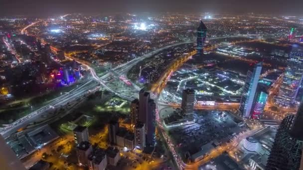 Skyline met Skyscrapers nacht timelapse in Koeweit Stad verlicht in de schemering. Koeweit Stad, Midden-Oosten — Stockvideo