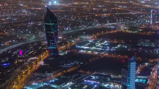 Skyline med skyskrapor natt timelapse i Kuwait City centrum upplyst i skymningen. Kuwait City, Mellanöstern — Stockvideo