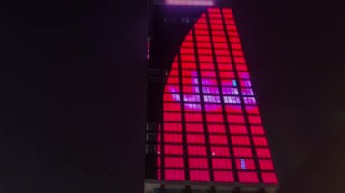 Gökdelen gece aydınlandı Kuveyt 'te şehir merkezinde zaman atlaması oldu. Kuveyt, Orta Doğu