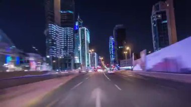 Kuveyt 'teki şehir otobanındaki trafiğin içinden geç. Kuveyt, Orta Doğu