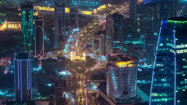 Kuveyt 'te gökdelenli gece zaman çizelgesi alacakaranlıkta aydınlandı. Kuveyt Şehri, Orta Doğu — Stok video