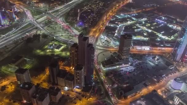 Skyline med skyskrapor natt timelapse i Kuwait City centrum upplyst i skymningen. Kuwait City, Mellanöstern — Stockvideo