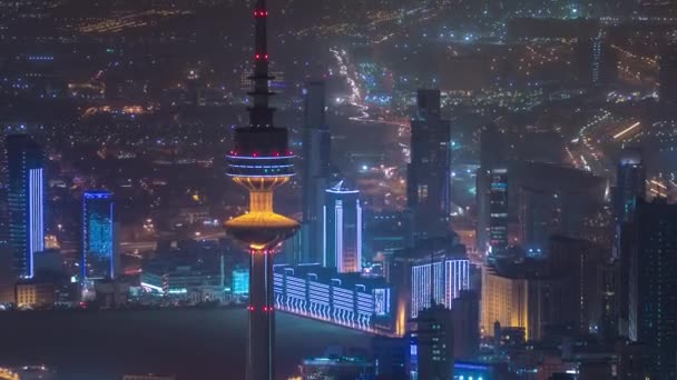 Верхний вид башни Освобождения освещенный ночью в Кувейте. Кувайт, Ближний Восток — стоковое видео