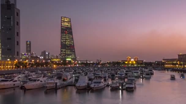 Yates y barcos en el puerto deportivo de Sharq día a noche hiperlapso timelapse en Kuwait. Ciudad de Kuwait, Oriente Medio — Vídeo de stock