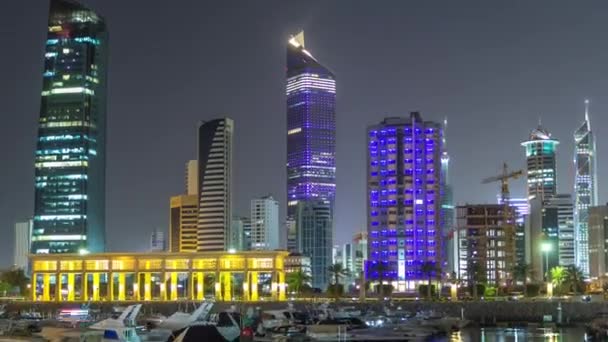 Jachtok és hajók a Sharq Marina éjszakai időugrásánál Kuvaitban. Kuvait város, Közel-Kelet — Stock videók
