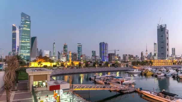 Barche e yacht al Sharq Marina giorno per notte timelapse in Kuwait. Kuwait City, Medio Oriente — Video Stock