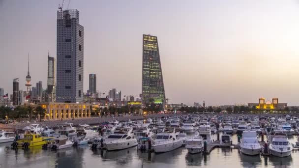 Jachty i łodzie w Sharq Marina dzień do nocy timelapse w Kuwejcie. Kuwejt, Bliski Wschód — Wideo stockowe