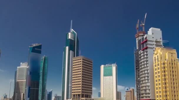 Skyline with Skyscrapers timelapse hyperlapse in Kuwait City downtown (en inglés). Ciudad de Kuwait, Oriente Medio — Vídeo de stock