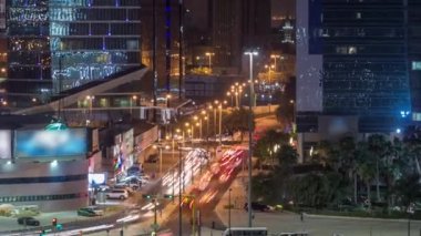 Kuveyt şehir merkezindeki kavşaktaki Skyline ve gece trafiği alacakaranlıkta aydınlandı. Kuveyt Şehri, Orta Doğu