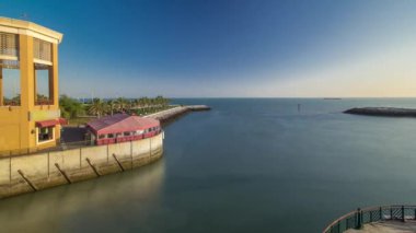 Kuveyt 'te güneş doğduktan sonra Sharq Marina limanına giden tekneler. Kuveyt Şehri, Orta Doğu