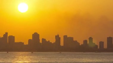 Gün batımında Kuveyt şehir manzarası