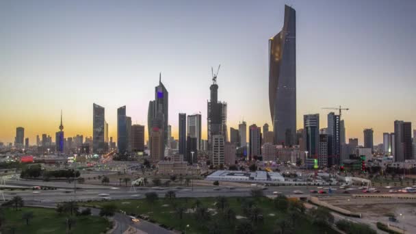 Kuveyt 'te gece gündüz gökdelenlerle gökyüzü çizgisi alacakaranlıkta aydınlandı. Kuveyt Şehri, Orta Doğu — Stok video