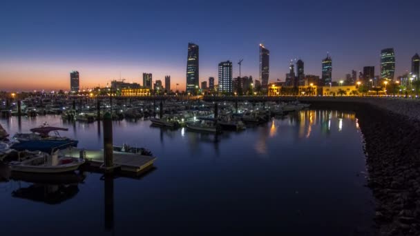 Yates y barcos en el Sharq Marina noche al día timelapse en Kuwait. Ciudad de Kuwait, Oriente Medio — Vídeos de Stock