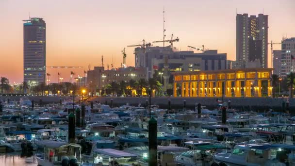 Yacht dan perahu di Sharq Marina malam ke hari di Kuwait. Kota Kuwait, Timur Tengah — Stok Video