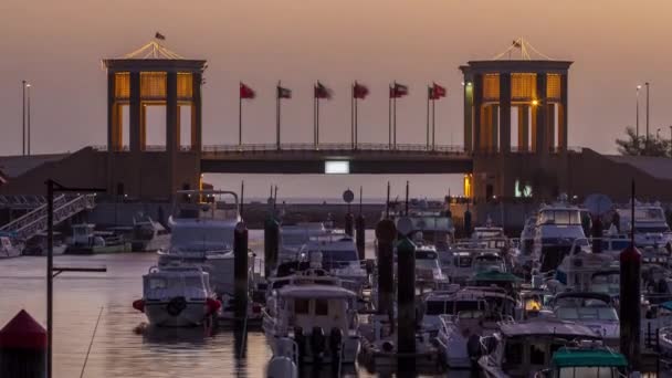 Yachter och båtar vid Sharq Marina natt till dag timelapse i Kuwait. Kuwait City, Mellanöstern — Stockvideo