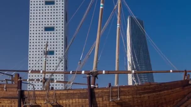 Történelmi dhow hajók időugrás hiperlapseat a Tengerészeti Múzeum Kuvaitban. Kuvait, Közel-Kelet — Stock videók