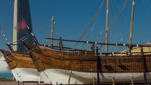 Historyczne dhow statków timelapse hiperlapseat Muzeum Morskie w Kuwejcie. Kuwejt, Bliski Wschód — Wideo stockowe