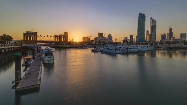日の出だ。クウェートのシャーク・マリーナでヨットやボートが通過します。クウェート市、中東 — ストック動画