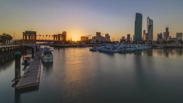 Soluppgång. Yachter och båtar vid Sharq Marina timelapse i Kuwait. Kuwait City, Mellanöstern — Stockvideo