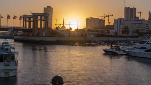 日の出だ。クウェートのシャーク・マリーナでヨットやボートが通過します。クウェート市、中東 — ストック動画