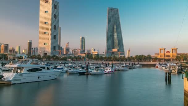 Jachty a čluny v Sharq Marina ráno timelapse po východu slunce v Kuvajtu. Město Kuvajt, Blízký východ — Stock video