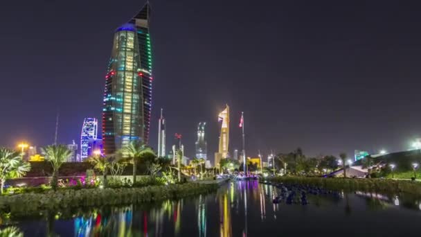 Parktaki müzik çeşmeleri Kuveyt Şehri şehir manzaralı gece hiperhızlandırılmış. — Stok video