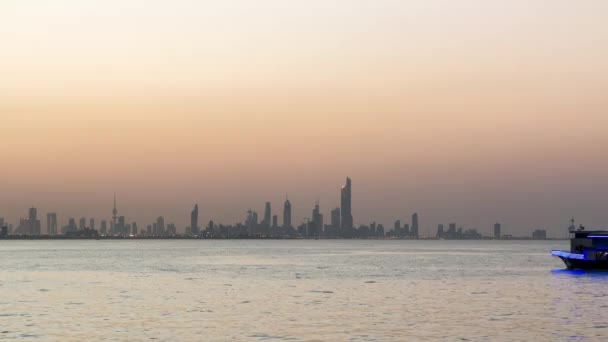 Kuveyt 'te gece gündüz gökdelenlerle gökyüzü çizgisi alacakaranlıkta aydınlandı. Kuveyt Şehri, Orta Doğu — Stok video
