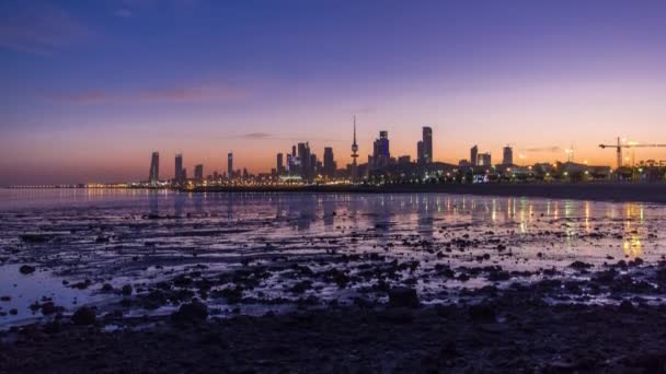 Skyline sul mare della città del Kuwait da notte a giorno timelapse — Video Stock