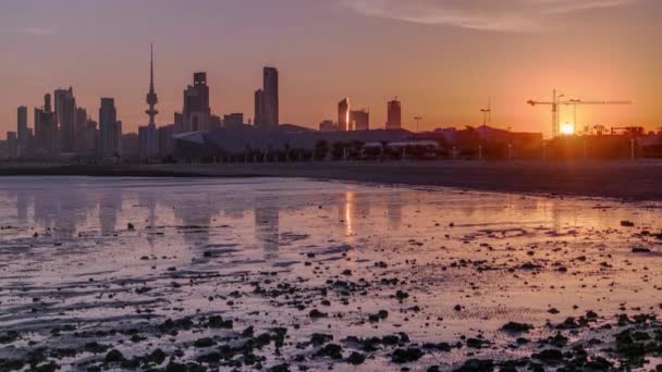 Horizonte costero de Kuwait ciudad sunrise timelapse — Vídeos de Stock