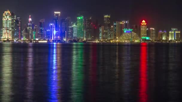 Doha wolkenkrabbers in het centrum skyline nacht timelapse, Qatar, Midden-Oosten — Stockvideo