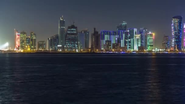 Doha skyskrapor i centrum skyline natt timelapse, Qatar, Mellanöstern — Stockvideo