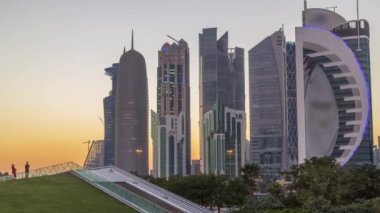 Doha 'nın yüksek katlı mahallesi gün batımından sonra gece-gündüz zamanlaması.