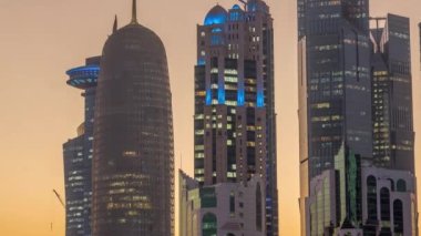 Doha 'nın yüksek katlı mahallesi gün batımından sonra gece-gündüz zamanlaması.