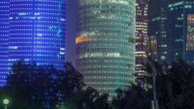 Doha 'nın yüksek katlı bölgesinde gece vakti.