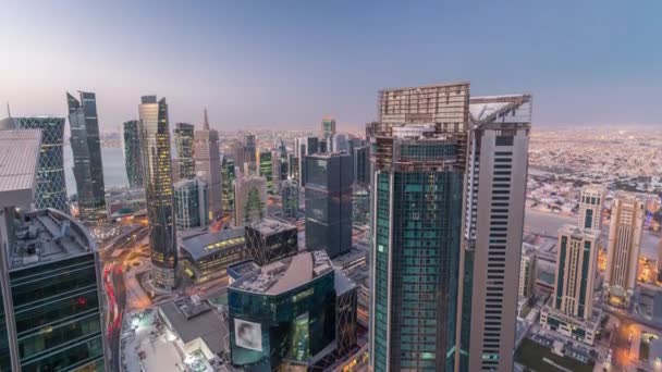 El horizonte de la zona de West Bay desde la cima de Doha noche a día timelapse, Qatar. — Vídeos de Stock