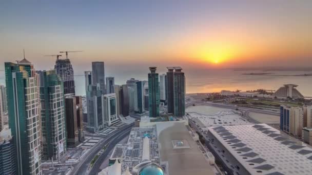Skyline of West Bay och Doha City Center under soluppgången timelapse, Qatar — Stockvideo